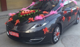 结婚车图片,浪漫婚车映衬幸福瞬间